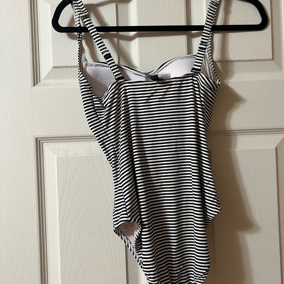 Nip Tuck one piece swimsuit size 4. Fits all cup sizes, has adjustable straps. - Picture 2 of 5